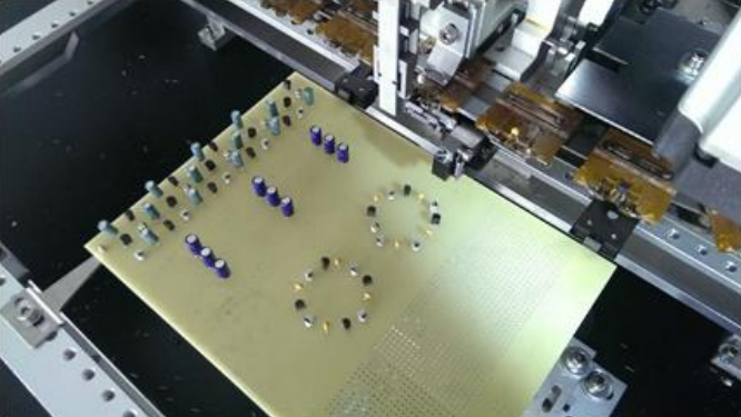 自動電路板插件機設備對smt制造業的優勢